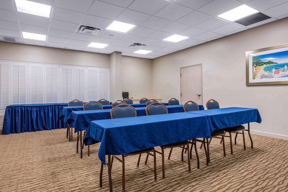 Comfort Suites Maingate East — Hotel building in Kissimmee, Florida