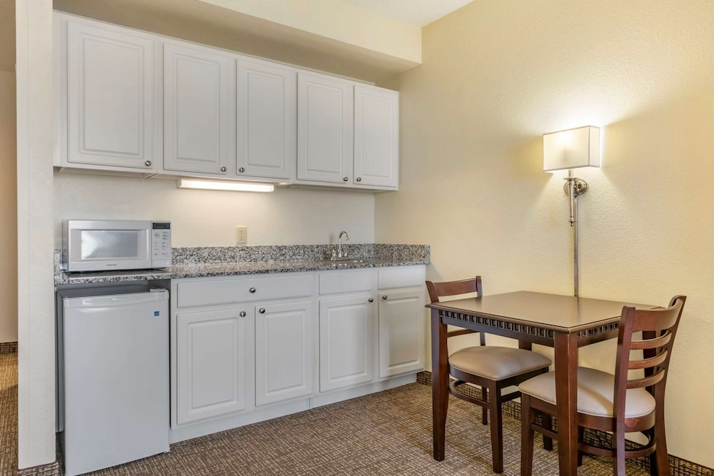 Comfort Suites Maingate East — Hotel rooms in Kissimmee, Florida