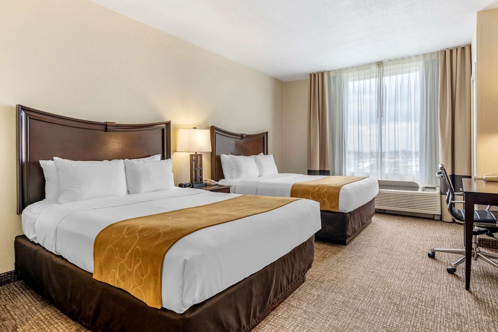 Comfort Suites Maingate East — Hotel rooms in Kissimmee, Florida