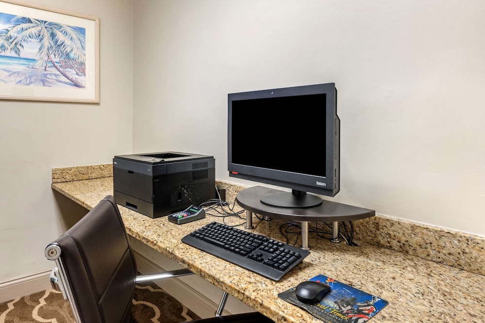 Comfort Suites Maingate East — Hotel building in Kissimmee, Florida
