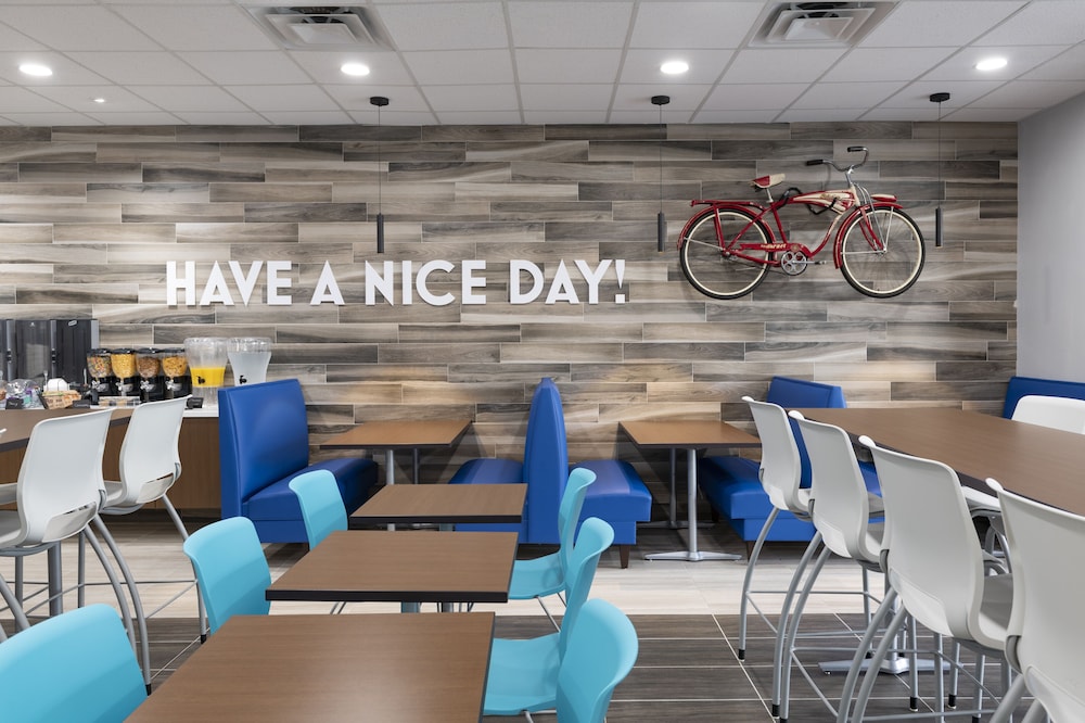 Hotel Monreale Express International Drive Orlando — Restaurant & bars in Orlando, Florida