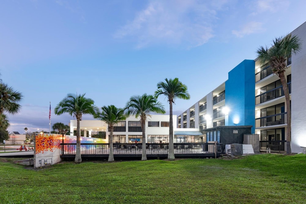 Hotel Monreale Express International Drive Orlando — Hotel building in Orlando, Florida