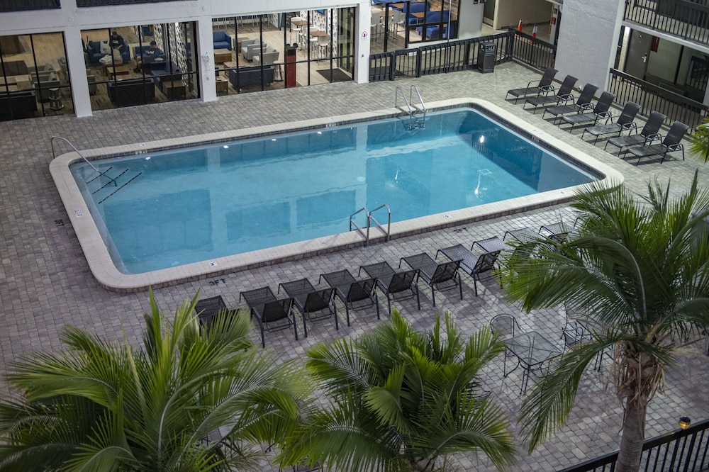 Hotel Monreale Express International Drive Orlando — Swimming pool in Orlando, Florida