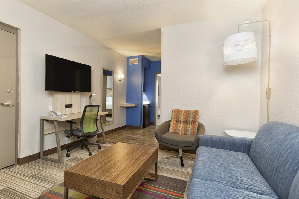 Holiday Inn Express & Suites S Lake Buena Vista by IHG — Hotel rooms in Kissimmee, Florida