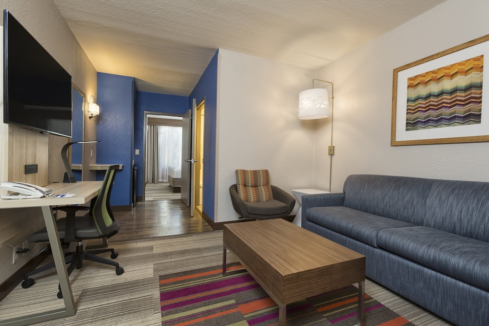 Holiday Inn Express & Suites S Lake Buena Vista by IHG — Hotel rooms in Kissimmee, Florida