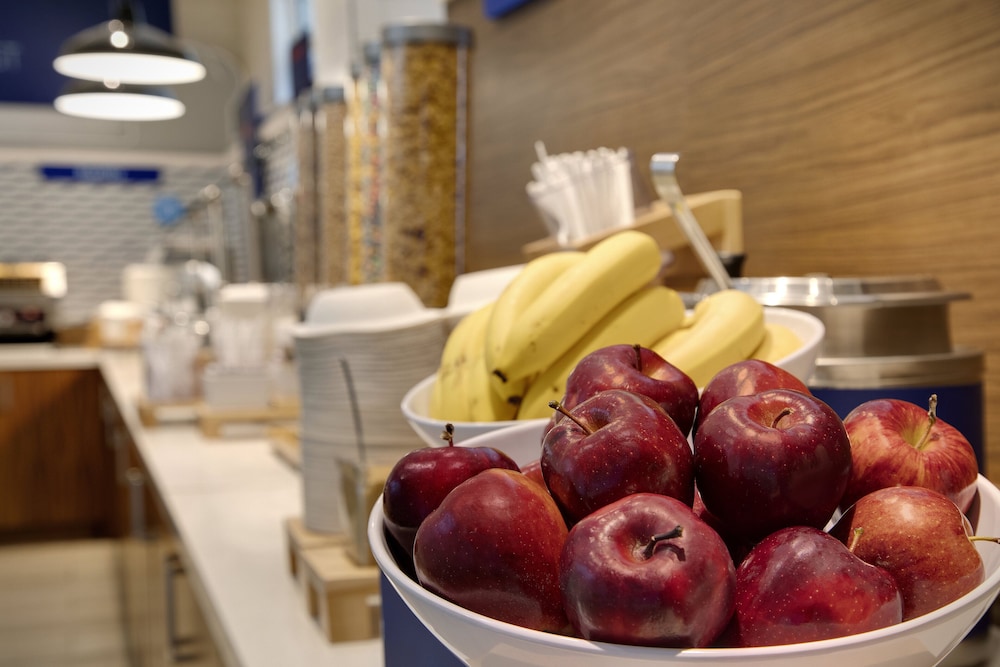 Holiday Inn Express & Suites S Lake Buena Vista by IHG — Restaurant & bars in Kissimmee, Florida