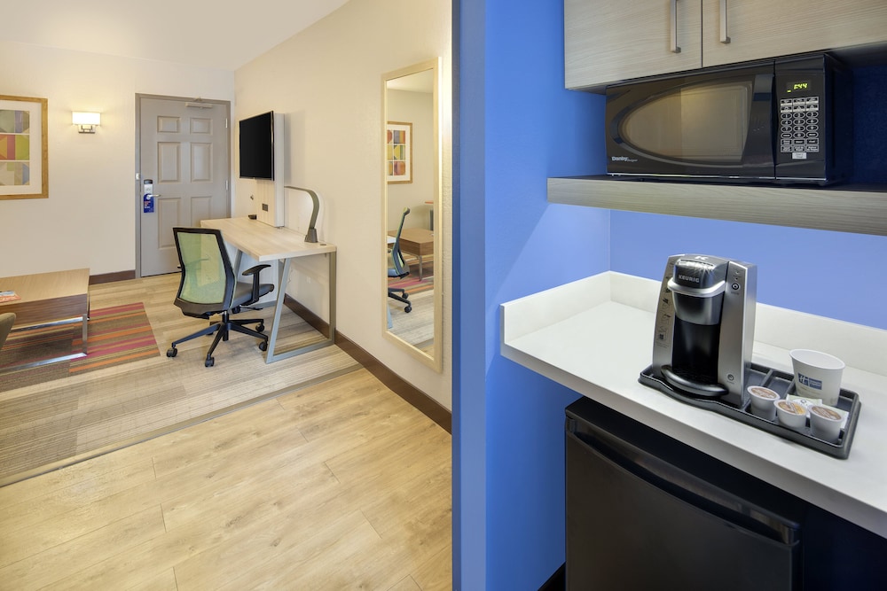 Holiday Inn Express & Suites S Lake Buena Vista by IHG — Hotel rooms in Kissimmee, Florida