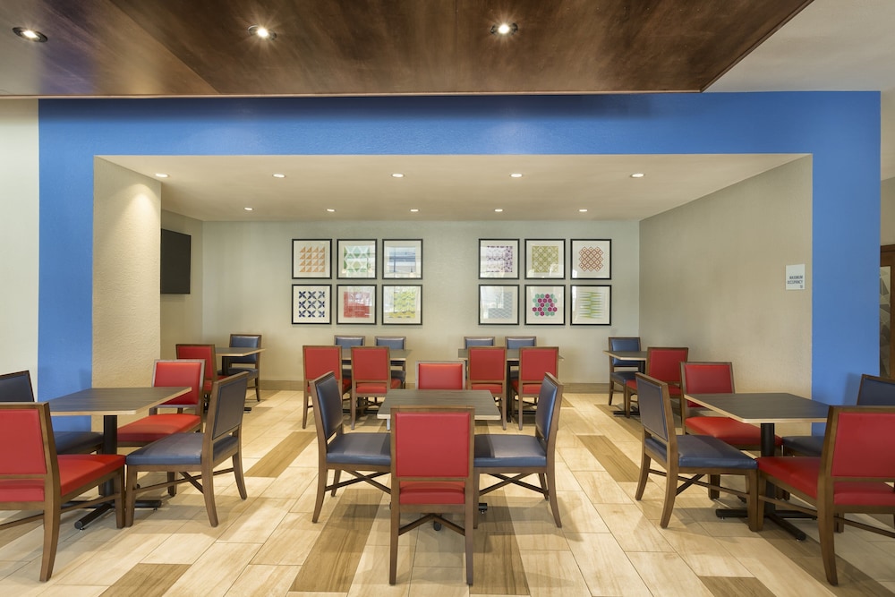 Holiday Inn Express & Suites S Lake Buena Vista by IHG — Restaurant & bars in Kissimmee, Florida