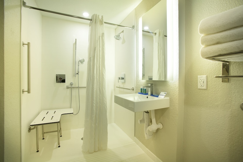 Holiday Inn Express & Suites S Lake Buena Vista by IHG — Hotel rooms in Kissimmee, Florida