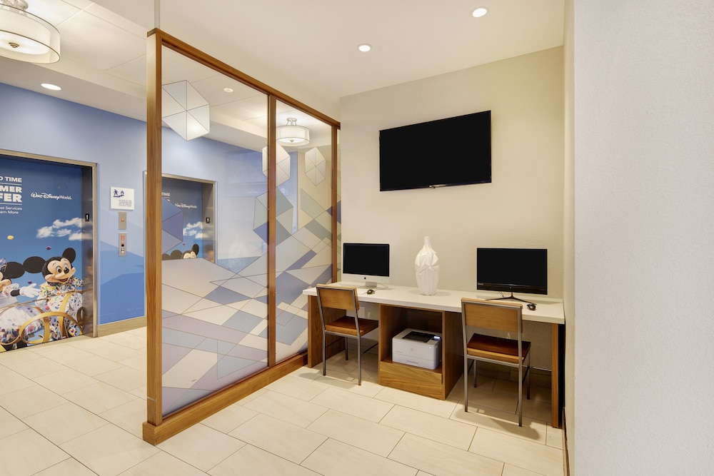 Holiday Inn Express & Suites S Lake Buena Vista by IHG — Hotel building in Kissimmee, Florida