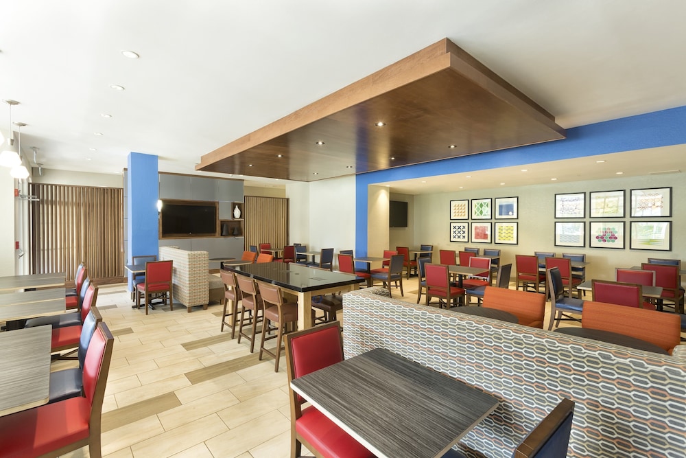 Holiday Inn Express & Suites S Lake Buena Vista by IHG — Restaurant & bars in Kissimmee, Florida