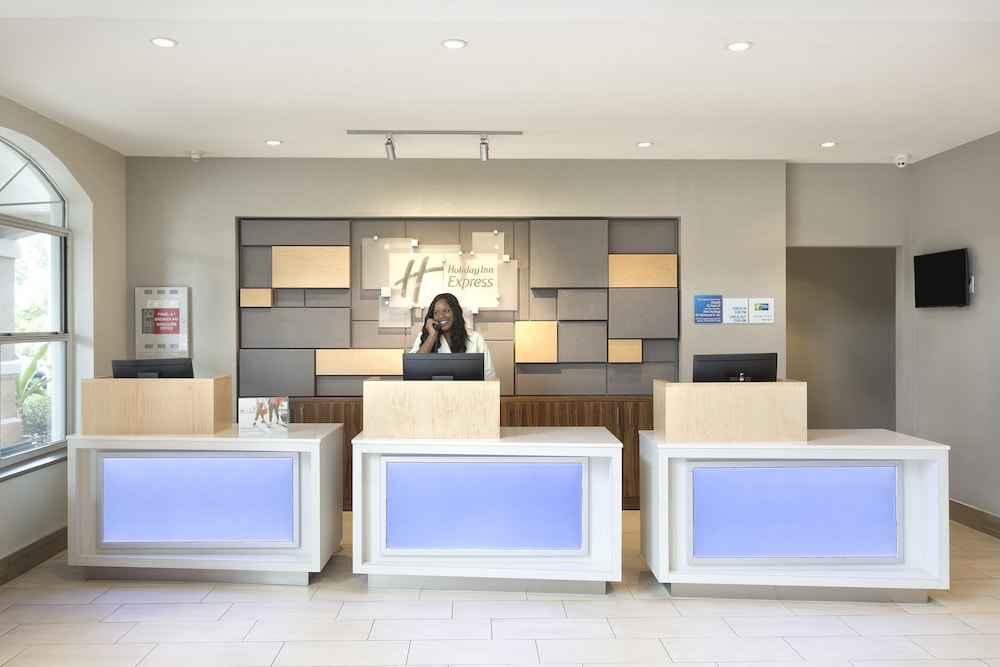 Holiday Inn Express & Suites S Lake Buena Vista by IHG — Hotel building in Kissimmee, Florida