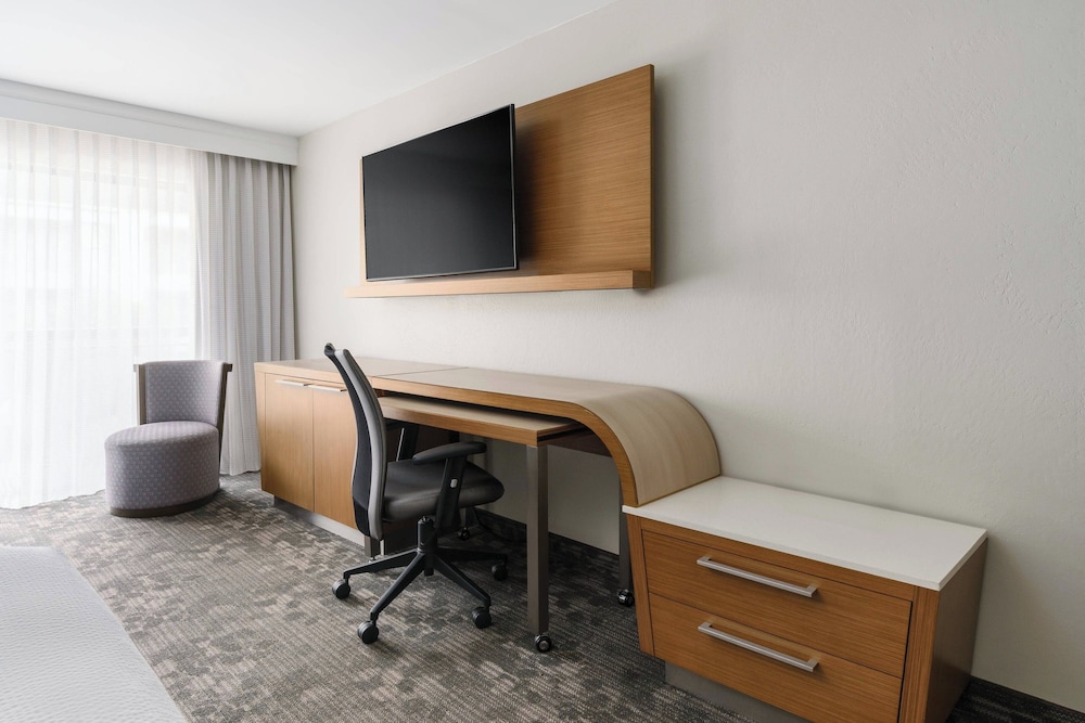Courtyard by Marriott Lake Buena Vista at Vista Centre — Hotel rooms in Orlando, Florida