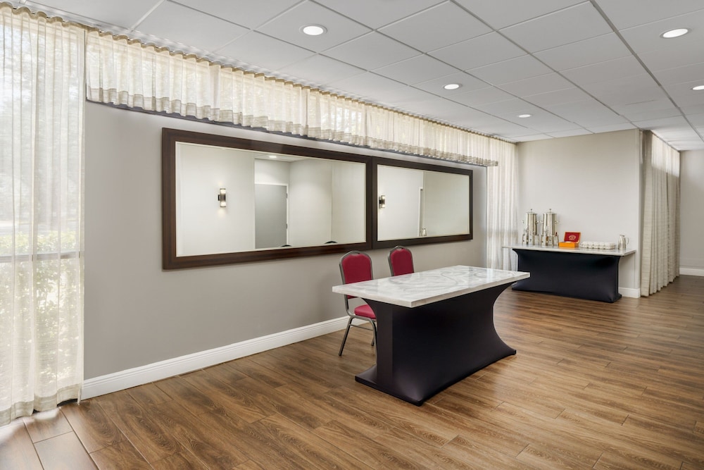 Courtyard by Marriott Lake Buena Vista at Vista Centre — Hotel rooms in Orlando, Florida