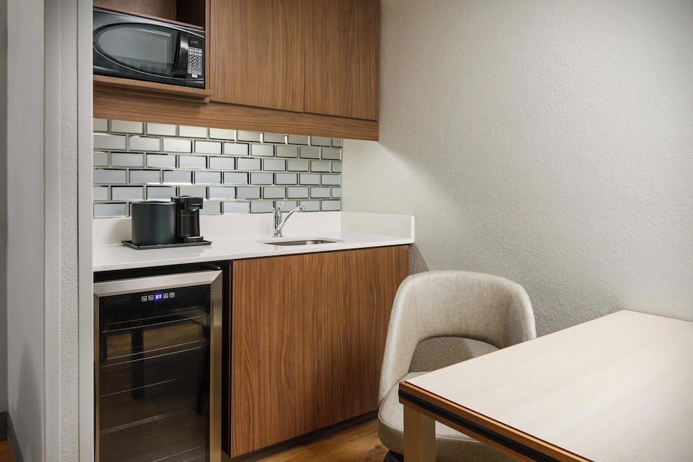 Courtyard by Marriott Lake Buena Vista at Vista Centre — Hotel rooms in Orlando, Florida