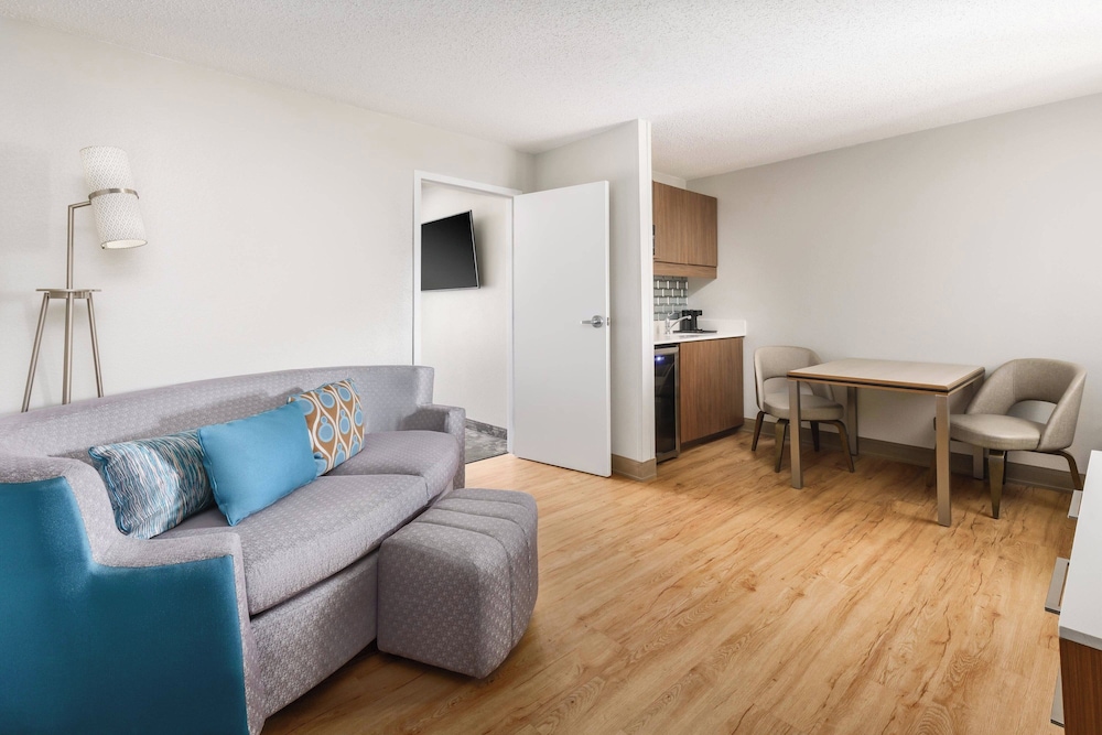 Courtyard by Marriott Lake Buena Vista at Vista Centre — Hotel rooms in Orlando, Florida
