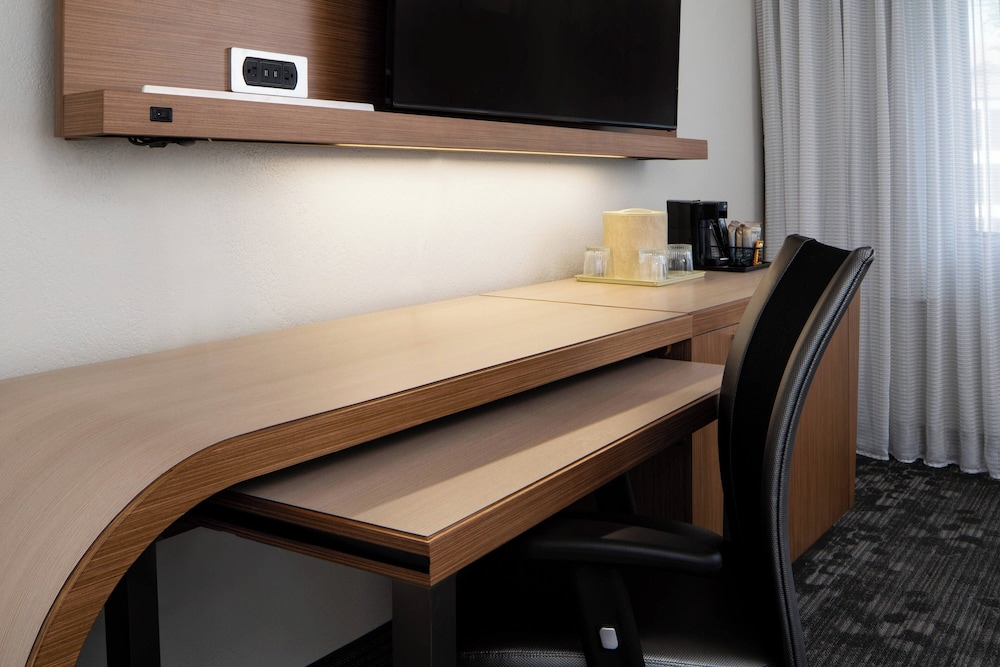 Courtyard by Marriott Lake Buena Vista at Vista Centre — Hotel rooms in Orlando, Florida