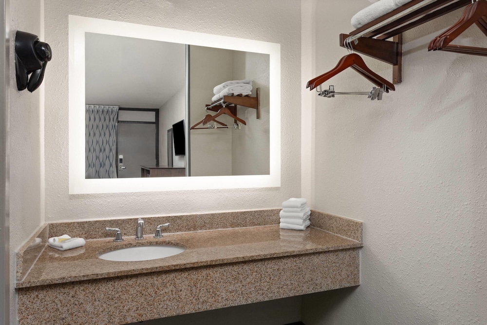 Days Inn by Wyndham Orlando Conv. Center/International Dr — Hotel rooms in Orlando, Florida