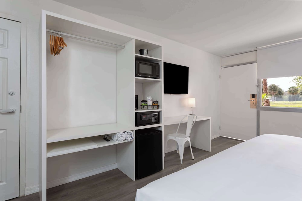Baymont by Wyndham Orlando North Millenia — Hotel rooms in Orlando, Florida