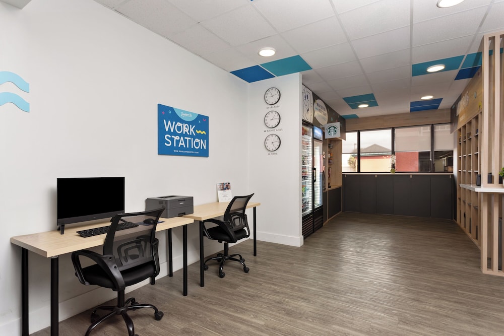 Baymont by Wyndham Orlando North Millenia — Hotel building in Orlando, Florida