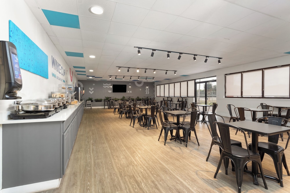Baymont by Wyndham Orlando North Millenia — Restaurant & bars in Orlando, Florida