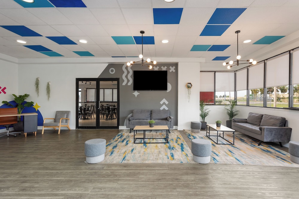 Baymont by Wyndham Orlando North Millenia — Restaurant & bars in Orlando, Florida