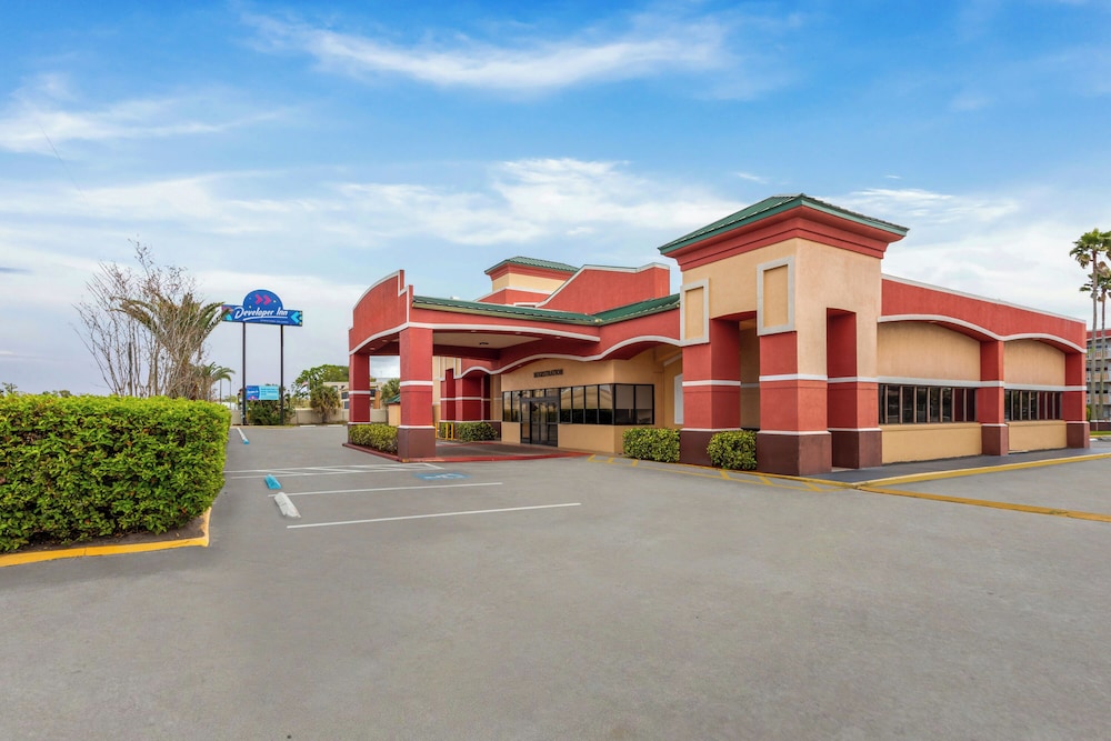 Baymont by Wyndham Orlando North Millenia — Hotel building in Orlando, Florida