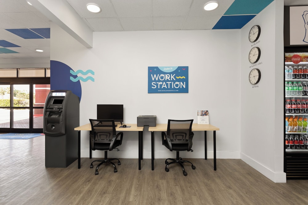Baymont by Wyndham Orlando North Millenia — Hotel building in Orlando, Florida