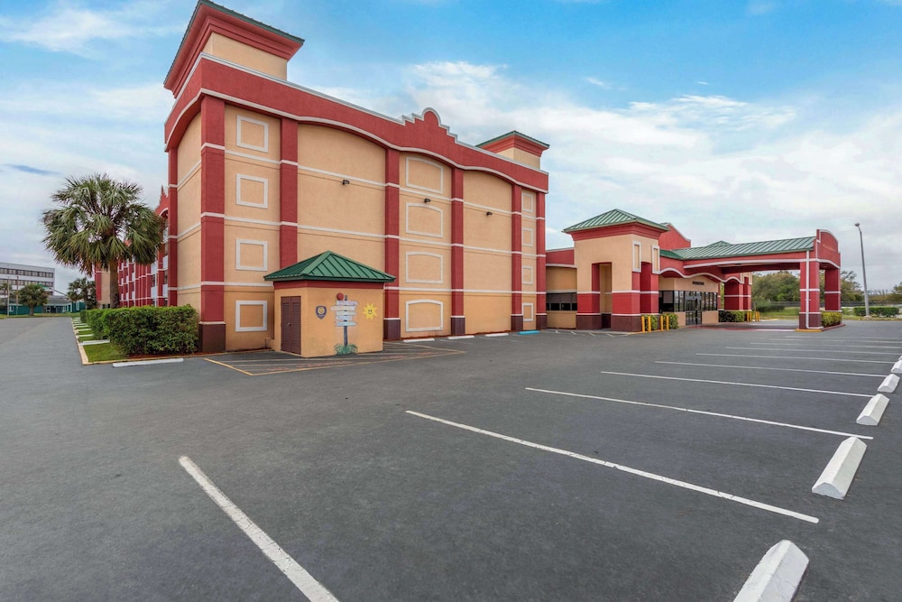 Baymont by Wyndham Orlando North Millenia — Hotel building in Orlando, Florida