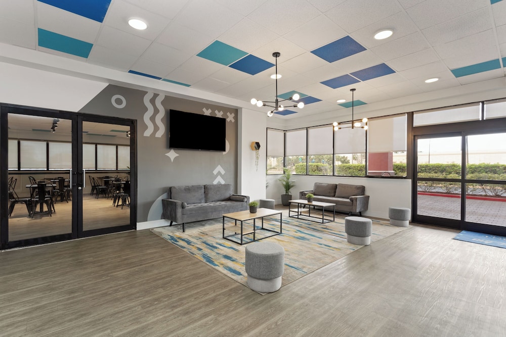 Baymont by Wyndham Orlando North Millenia — Hotel building in Orlando, Florida