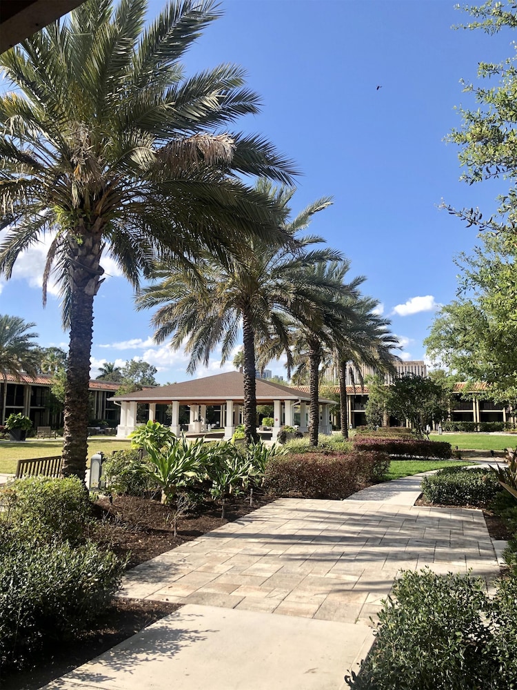 DoubleTree by Hilton Orlando Theme Park Resort — Hotel building in Orlando, Florida