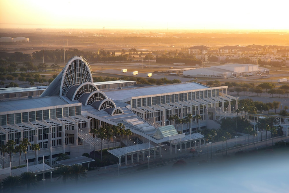 DoubleTree by Hilton Orlando Theme Park Resort — Hotel building in Orlando, Florida