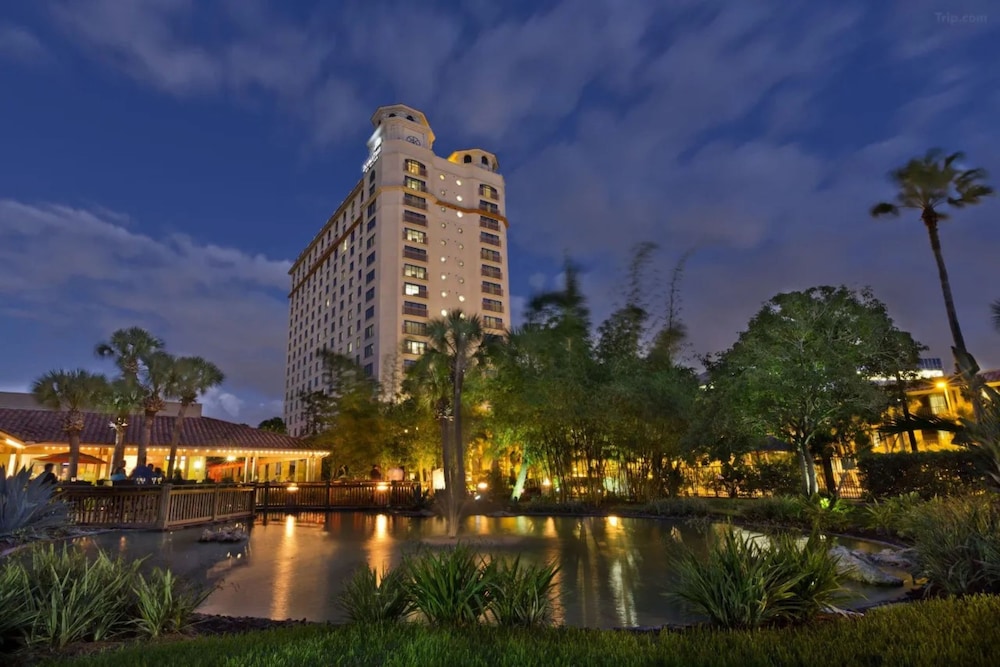 DoubleTree by Hilton Orlando Theme Park Resort — Hotel building in Orlando, Florida