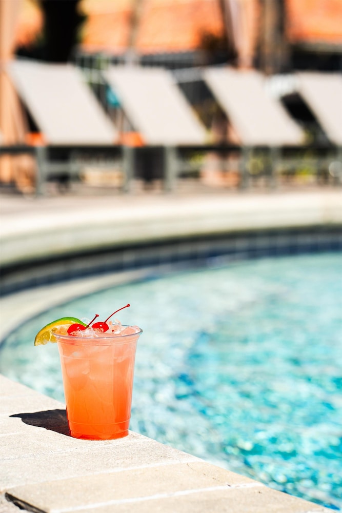 DoubleTree by Hilton Orlando Theme Park Resort — Swimming pool in Orlando, Florida