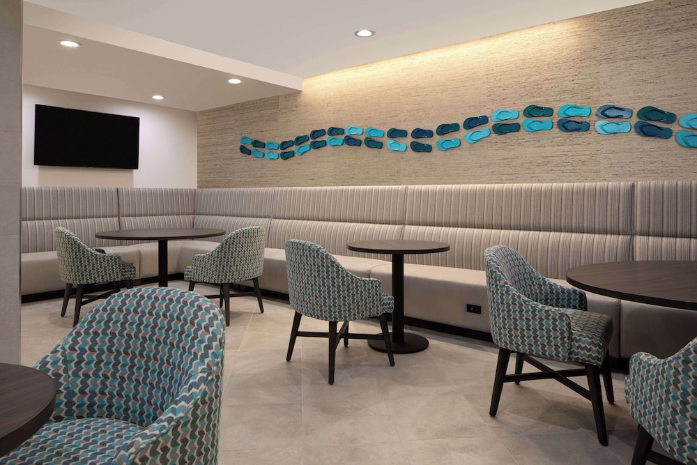 DoubleTree Suites by Hilton Orlando - Disney Springs® Area — Restaurant & bars in Lake Buena Vista, Florida