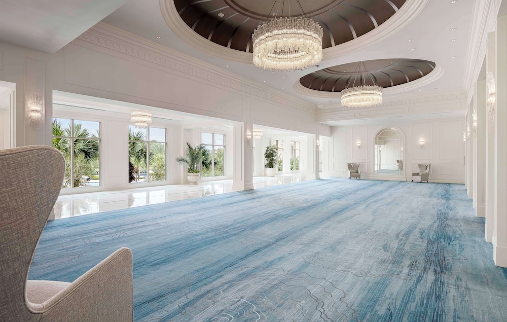 Waldorf Astoria Orlando - An Official Walt Disney World® Hotel — Swimming pool in Orlando, Florida