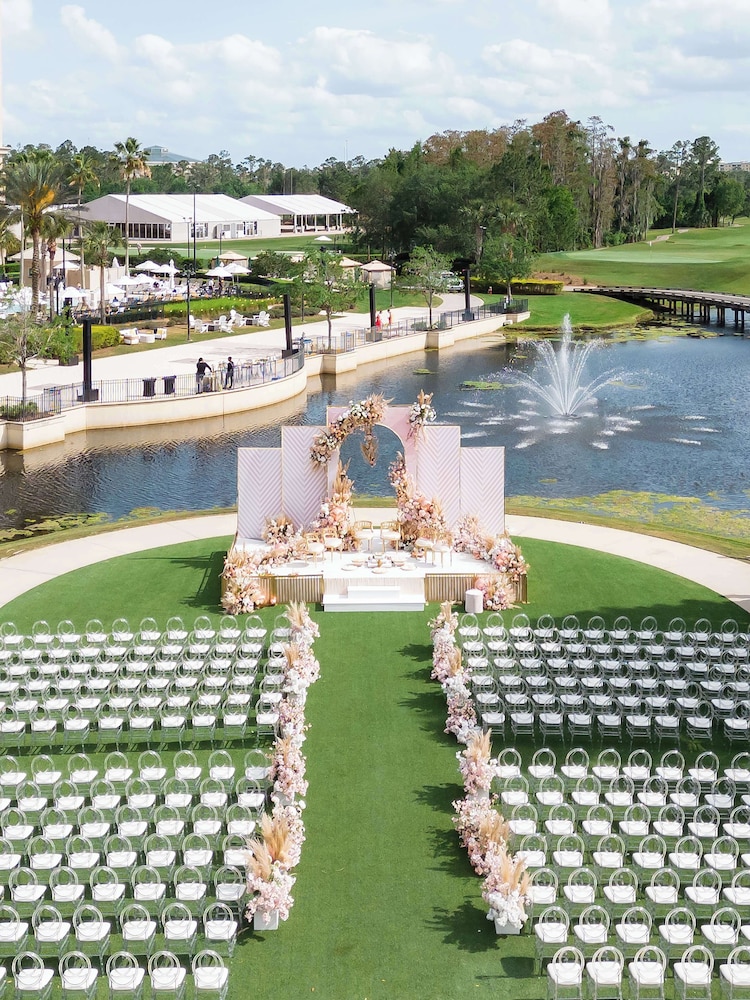 Waldorf Astoria Orlando - An Official Walt Disney World® Hotel — Hotel building in Orlando, Florida