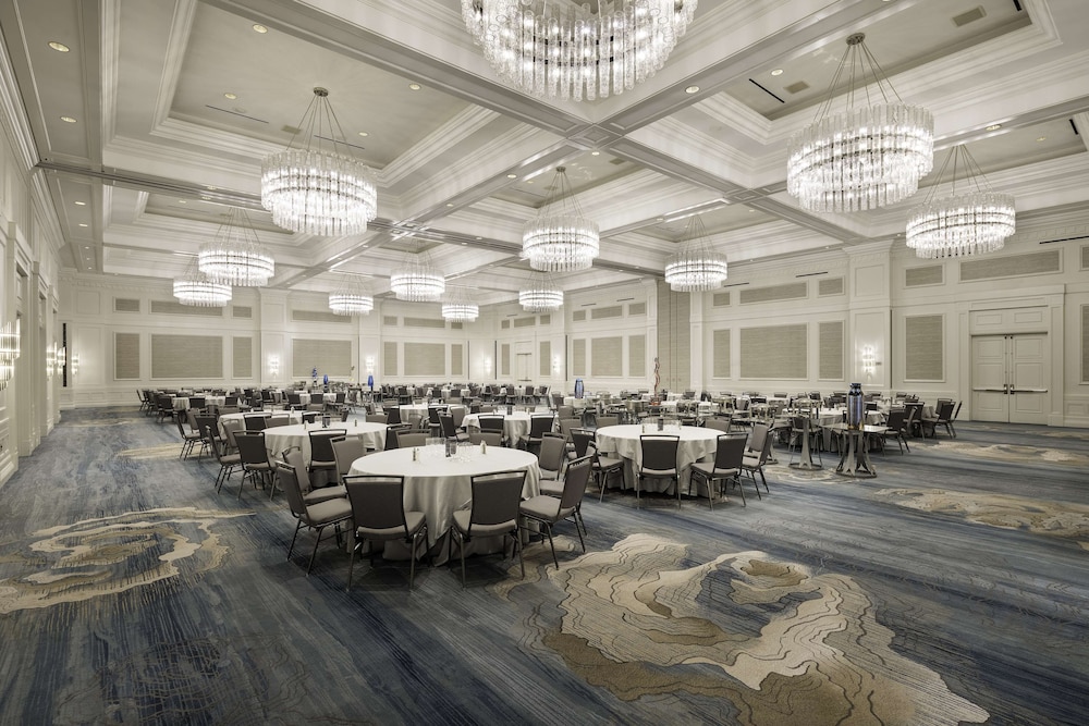 Waldorf Astoria Orlando - An Official Walt Disney World® Hotel — Hotel building in Orlando, Florida