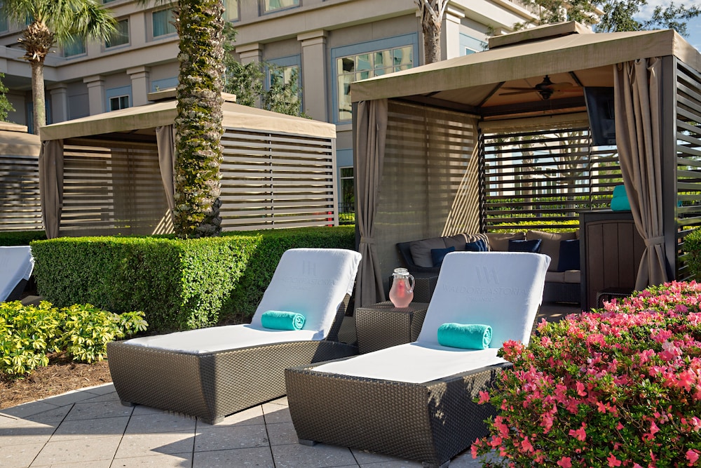 Waldorf Astoria Orlando - An Official Walt Disney World® Hotel — Hotel building in Orlando, Florida