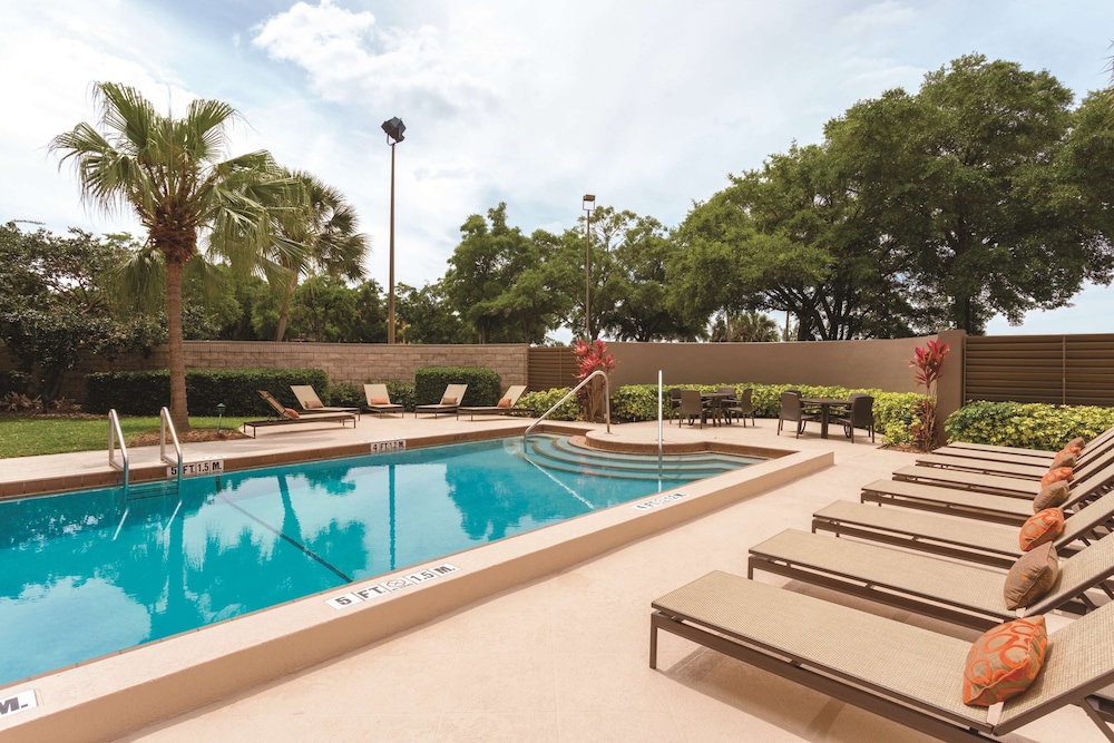 Embassy Suites by Hilton Orlando International Drive ICON Park — Swimming pool in Orlando, Florida