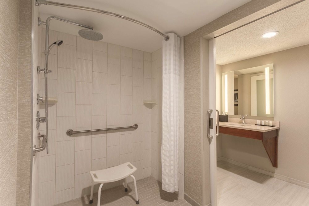 Embassy Suites by Hilton Orlando International Drive ICON Park — Hotel rooms in Orlando, Florida