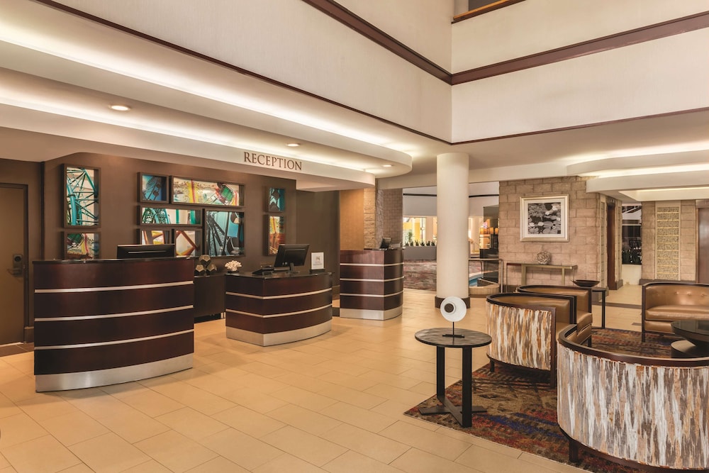 Embassy Suites by Hilton Orlando International Drive ICON Park — Hotel building in Orlando, Florida