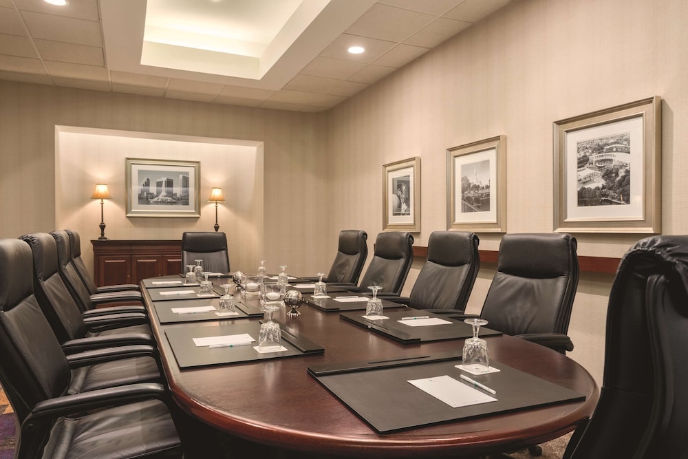 Embassy Suites by Hilton Orlando International Drive ICON Park — Hotel building in Orlando, Florida