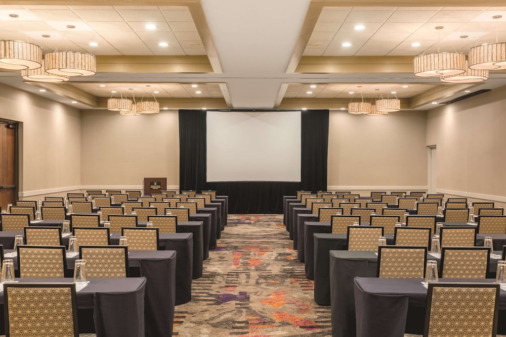 Embassy Suites by Hilton Orlando International Drive ICON Park — Hotel building in Orlando, Florida