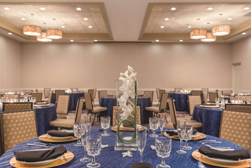 Embassy Suites by Hilton Orlando International Drive ICON Park — Restaurant & bars in Orlando, Florida