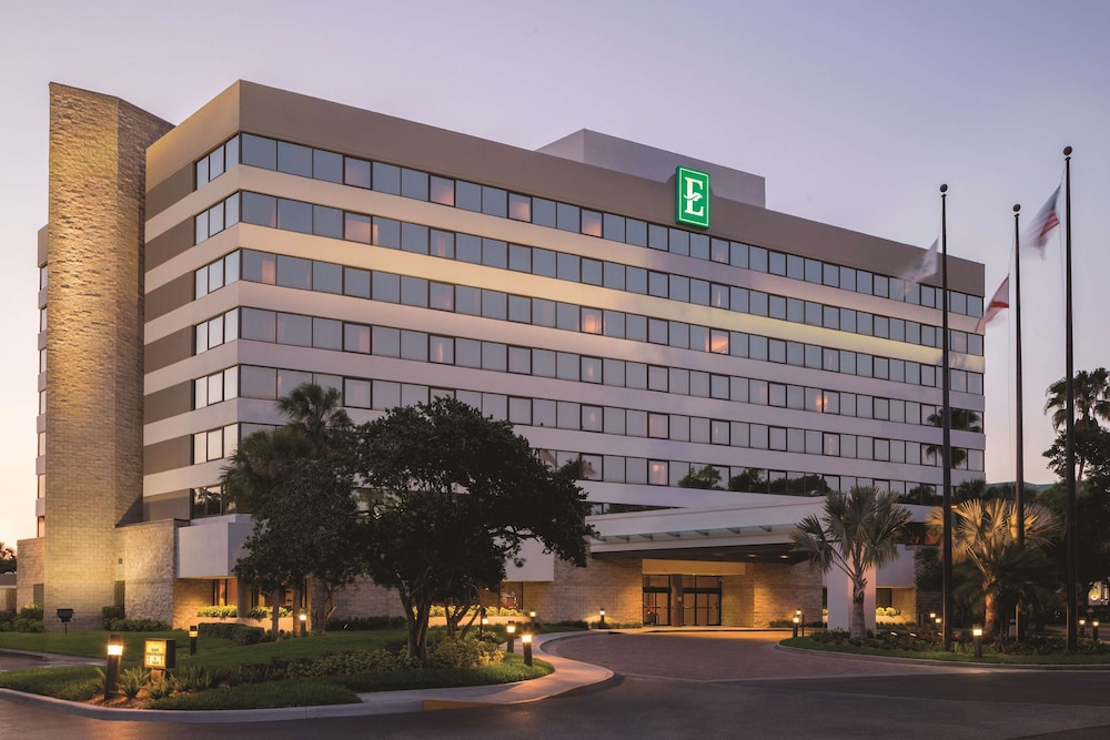 Embassy Suites by Hilton Orlando International Drive ICON Park — Hotel building in Orlando, Florida