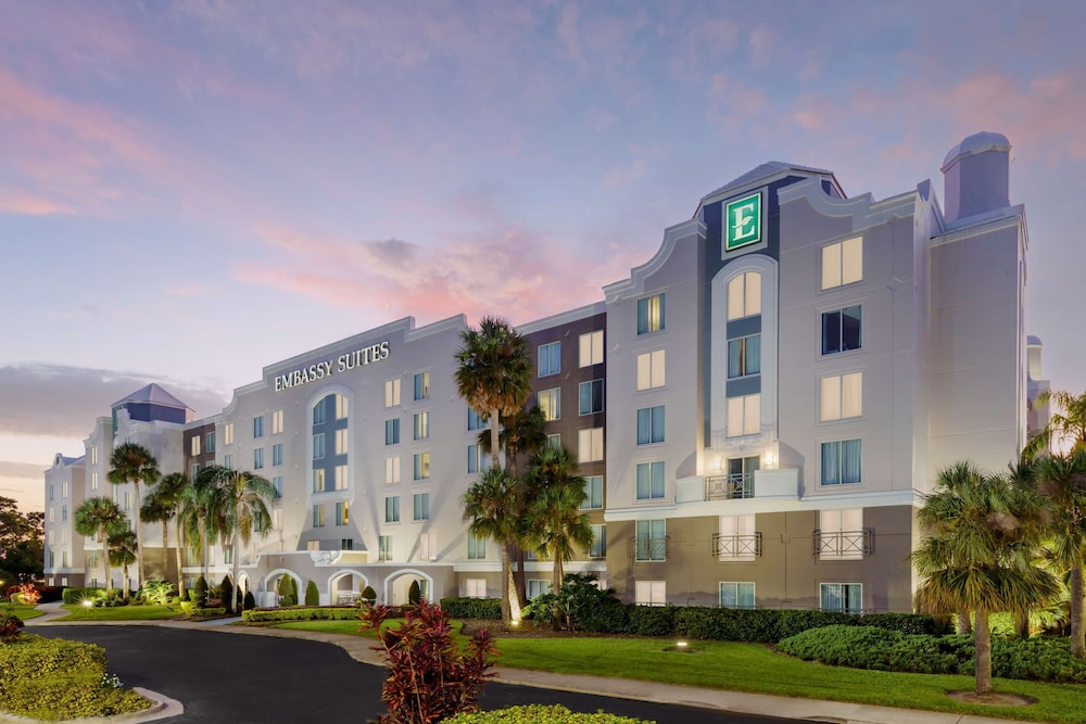 Embassy Suites by Hilton Orlando Lake Buena Vista Resort — Hotel building in Orlando, Florida