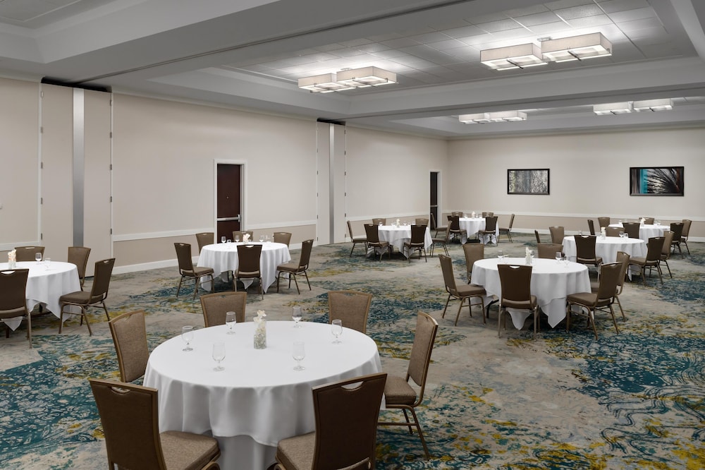 Embassy Suites by Hilton Orlando Lake Buena Vista Resort — Hotel building in Orlando, Florida
