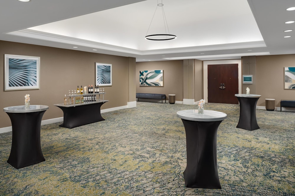 Embassy Suites by Hilton Orlando Lake Buena Vista Resort — Restaurant & bars in Orlando, Florida