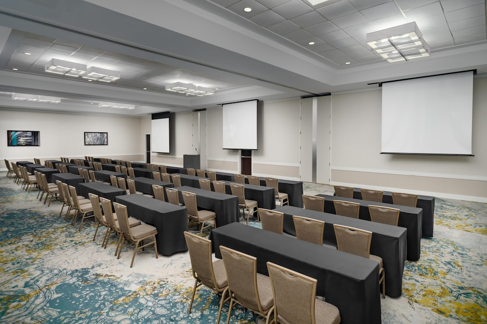 Embassy Suites by Hilton Orlando Lake Buena Vista Resort — Hotel building in Orlando, Florida